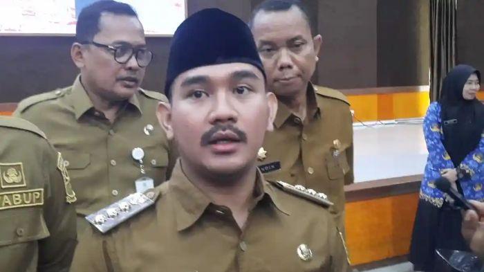 DITANGKAP KPK - Bupati Bekasi, Ade Kuswara Kunang ditangkap KPK dalam sebuah operasi tangkap tangan (OTT) di Bekasi, Jawa Barat, Kamis (18/12/2025).