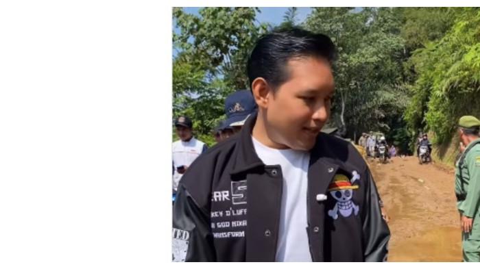 Bupati Cianjur Mohammad Wahyu mengenakan berlogo bajak laut Topi Jerami