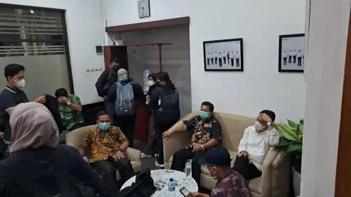 DIBAWA KPK - Bupati Cilacap Syamsul Aulia Rachman, saat berada di ruang tunggu stasiun Purwokerto bersama Sekda Cilacap, Jumat (13/3/2026) malam. Ia langsung dibawa KPK ke Jakarta untuk menjalani pemeriksaan lanjutan.