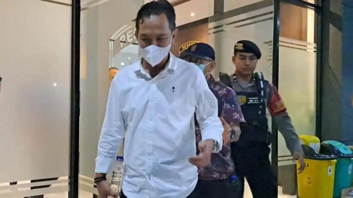 DIBAWA KPK KE JAKARTA - Bupati Cilacap Syamsul Auliya Rachman meninggalkan Gedung Satreskrim Polresta Banyumas, jawa Tengah, Jumat (13/3/2026) malam. Ia sempat diperiksa penyidik KPK selama lima jam.