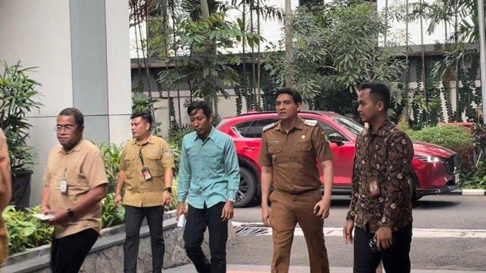 Berpakaian Dinas Bupati, Lucky Hakim Penuhi Panggilan Wamendagri