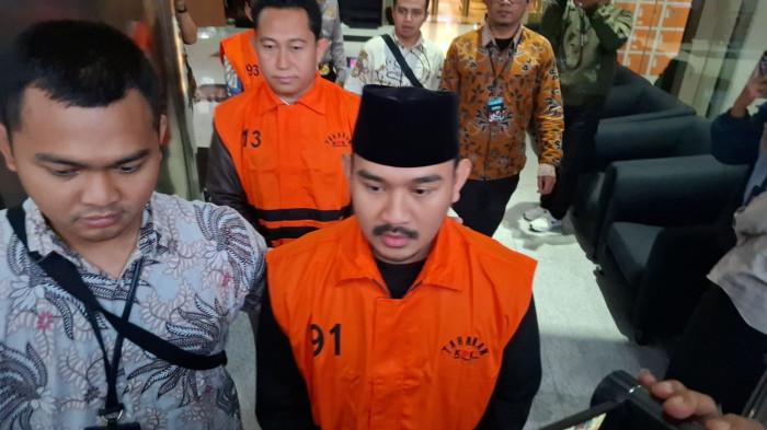 OTT KABUPATEN BEKASI - Bupati Kabupaten Bekasi Ade Kuswara Kunang, usai ditetapkan sebagai tersangka kasus suap, di Gedung KPK, Jakarta, Sabtu (20/12/2025). Ade Kuswara meminta maaf kepada masyarakat Kabupaten Bekasi atas perilakunya yang menerima suap.
