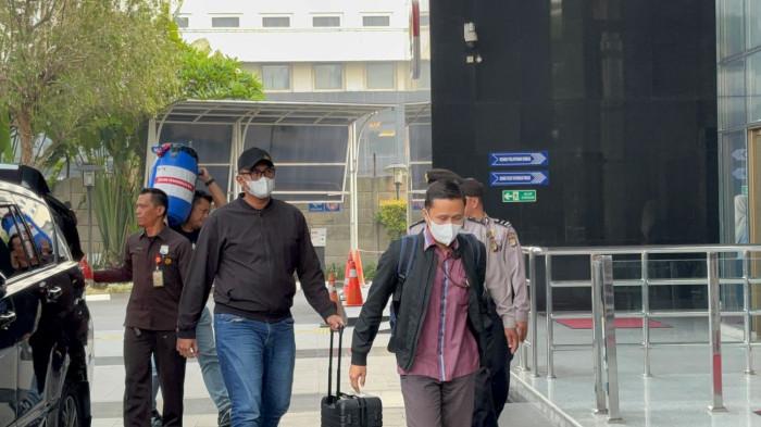 OTT BUPATI KLATEN - Bupati Klaten, Hamenang Wajar Ismoyo, akhirnya tiba diGedung Merah Putih Komisi Pemberantasan Korupsi (KPK), Kuningan, Jakarta Selatan, Jumat (16/10/2026) pagi.