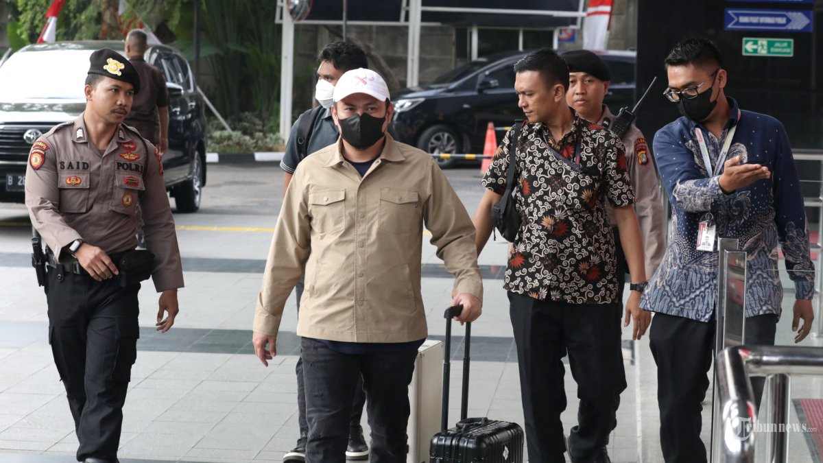 OTT KPK - Bupati Kolaka Timur Abdul Azis tiba di Gedung Merah Putih KPK untuk menjalani pemeriksaan  di Jakarta, Jumat (8/8/2025). Abdul Azis terjaring Operasi Tangkap Tangan (OTT) KPK terkait dugaan suap peningkatan kualitas rumah sakit dengan sumber anggaran dari Dana Alokasi Khusus (DAK). TRIBUNNEWS/IRWAN RISMAWAN