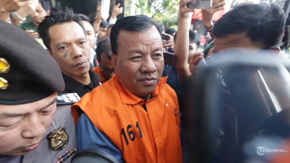 Bupati Kuantan Singingi (Kuansing) Suhardiman Amby mengenakan rompi tahanan usai menjalani pemeriksaan di Gedung KPK, Jakarta, Rabu (1/7/2026). KPK resmi menetapkan 3 tersangka yakni Bupati Kuantan Singingi (Kuansing) Suhardiman Amby bersama Sekretaris Daerah Kuansing Zulkarnain dan Direktur Utama PT MIC Ardiles terkait kasus dugaan suap jual beli jabatan di lingkungan Pemkab Kuansing. TRIBUNNEWS/IRWAN RISMAWAN