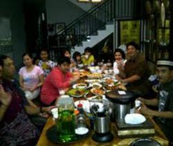 Bupati Kukar Sempatkan Berbuka Bareng Keluarga dan Pembantu