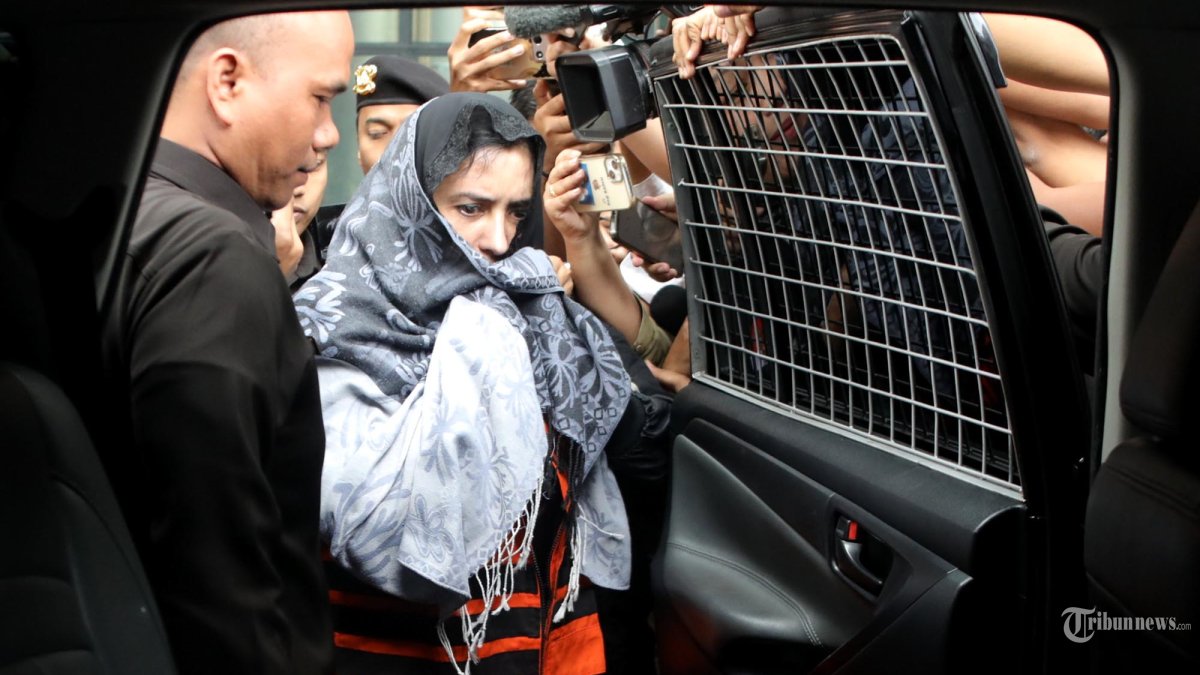 OTT KPK - Bupati Pekalongan?Fadia Arafiq mengenakan rompi tahanan usai menjalani pemeriksaan pasca terjaring operasj tangkap tangan (OTT) di Gedung Merah Putih KPK, Jakarta, Rabu (4/3/2026). KPK resmi menahan Bupati Pekalongan?Fadia Arafiq terkait pengadaan jasa outsourcing dan pengadaan lainnya di lingkungan Pemerintah Kabupaten (Pemkab) Pekalongan Tahun Anggaran 2023-2026. TRIBUNNEWS/IRWAN RISMAWAN