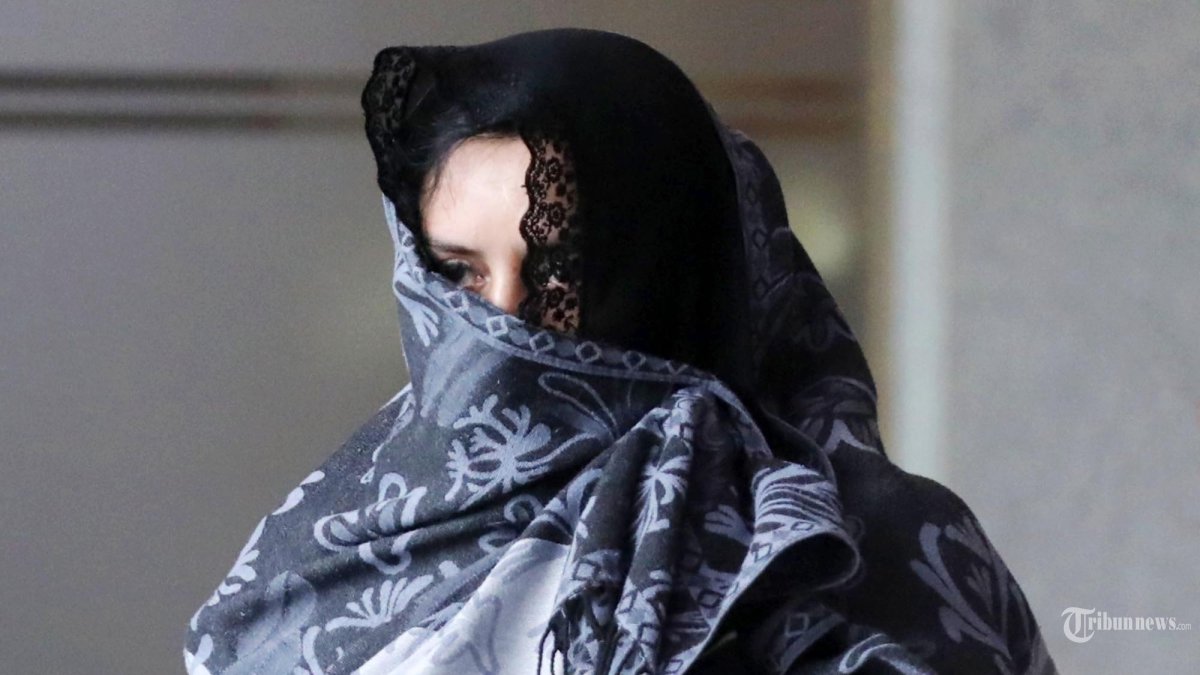 JADIKAN ART DIRUT  - Bupati Pekalongan, Fadia Arafiq mengenakan rompi tahanan usai menjalani pemeriksaan pasca terjaring operasj tangkap tangan (OTT) di Gedung Merah Putih KPK, Jakarta, Rabu (4/3/2026).  Komisi Pemberantasan Korupsi (KPK) membongkar modus dalam kasus dugaan korupsi yang menyeret Bupati Pekalongan, Fadia Arafiq.  Demi memonopoli proyek pengadaan dan memuluskan aliran dana haram, Fadia diduga menyulap asisten rumah tangga (ART) pribadinya yang bernama Rul Bayatun menjadi Direktur PT Raja Nusantara Berjaya (RNB)