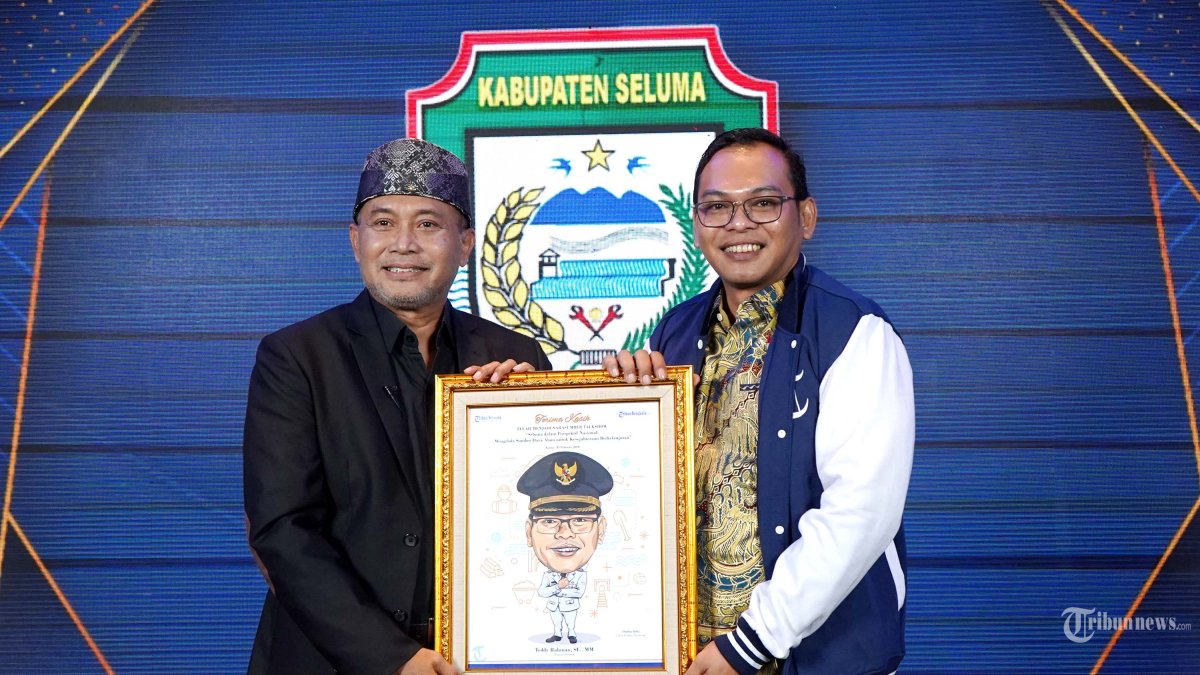 BUPATI SELUMA - Bupati Seluma Teddy Rahman (kanan) menerima cinderamata berupa karikatur yang diserahkan langsung oleh Direktur Pemberitaan Tribun Network Febby Mahendra Putra (kiri) seusai diwawancarai secara khusus di Jakarta, Rabu (4/2/2026). Dalam wawancaranya, Teddy Rahman menjelaskan terkait potensi Sumber Daya Alam di Kabupaten Seluma hingga kiprahnya menjadi kepala daerah di kabupaten tersebut. TRIBUNNEWS/LUTFI AKHMAL