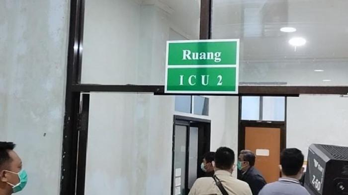 Bupati Subang Reynaldy Putra menjenguk korban Miras