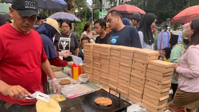 JAJANAN CFD SOLO - Burger Gentong Jumbo Ramai Diburu di CFD Solo