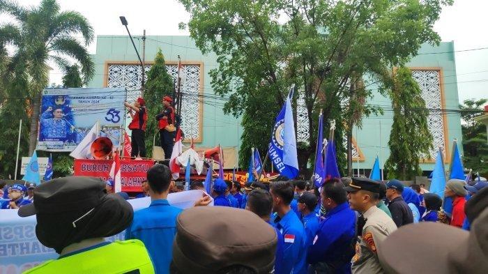 Ratusan Buruh Demo di Kantor Gubernur, Tuntut Revisi Upah Minimum Sektoral Provinsi Sumsel
