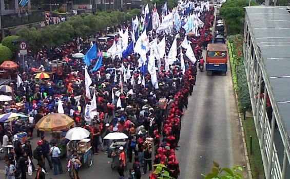 Buruh Lumpuhkan Jalan Menuju Bandara Polonia Medan