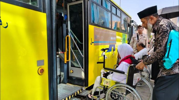 BUS SHALAWAT - Sebanyak 47 jemaah lansia diberangkatkan dari Hotel Lulua Al Mashaer, untuk melakukan umrah wajib menggunakan bus shalawat, Selasa (5/5/2026).