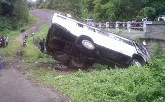 Bus Muda Sepakat Nyaris Masuk Jurang