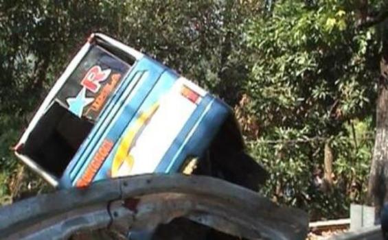 Bus Masuk Jurang di Tikungan Tirtana