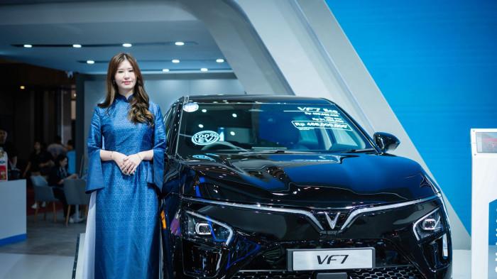 SENTUHAN INDONESIA-VIETNAM - Busana usher VinFast dengan siluet ao dai dan motif