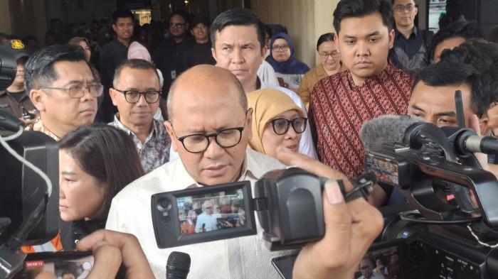 FLYOVER BEKASI - CEO BPI Danantara Rosan Roeslani memberikan keterangan usai menjenguk korban kecelakaan KRL dan KA Argo Bromo di RSUD Bekasi, Jawa Barat, Selasa (28/4/2026). Ia menegaskan pembangunan jembatan layang (flyover) di kawasan tersebut segera dipercepat sebagai respons nyata pemerintah atas tragedi maut tersebut.