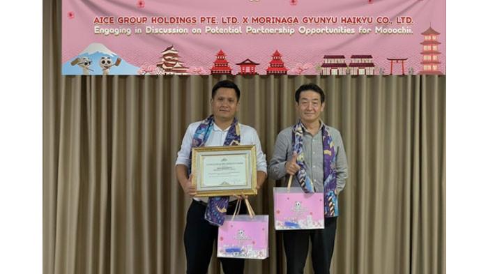 CEO Morinaga dan tim saat menerima apresiasi dari Mooochii.