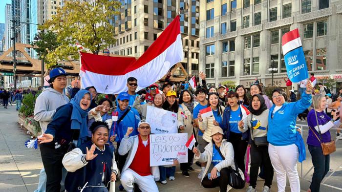CHICAGO MARATHON 2025 - Sang merah putih berkibar di perhelatan olahraga Chicago Marathon 2025 yang digelar Minggu, 12 Oktober 2025. Artis Indonesia membawa medali.