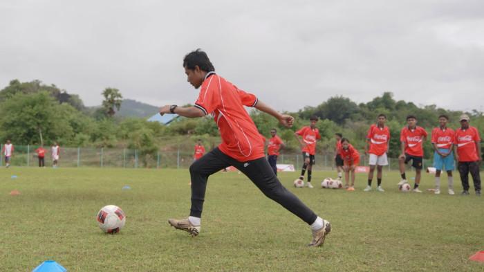 COACHING CLINIC - Evan Dimas, Pemain Sepak Bola Indonesia, berbagi motivasi dan berbagi pengetahuin teknis (coaching clinic) kepada anak-anak Sekolah Sepak Bola (SSB) dalam Festival Sepak Bola Rakyat Labuan Bajo yang digelar Garuda Gemah Nusantara (GGN) bersama Coca-Cola Indonesia, di Lapangan Sepak Bola Stadion Ora Flobamora, Labuan Bajo, Jumat (13/12/2025). Melalui kegiatan tersebut, Evan Dimas menekankan pentingnya proses, disiplin, serta mental pantang menyerah sebagai fondasi pembentukan karakter dan kemampuan dasar pemain muda.