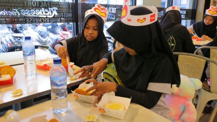 PROGRAM CSR PIK2 - Tahapan Pemberian Mayones pada Roti Burger