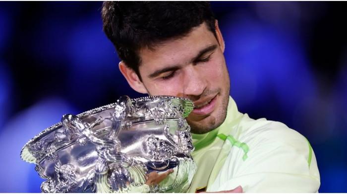 MENANG - Petenis Spanyol, Carlos Alcaraz, juara Australian Open 2026 dengan mengalahkan Novak Djokovic pada Minggu (1/2/2026) di Melbourne, Australia.