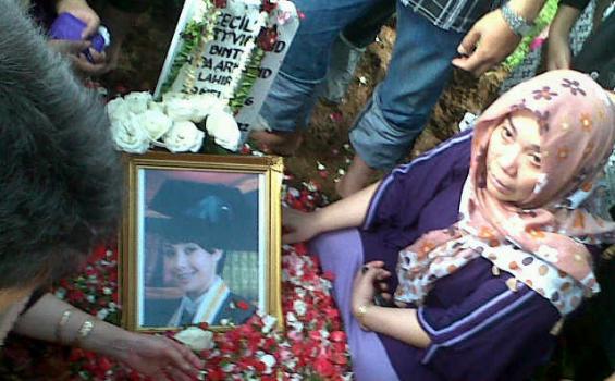 Jenazah Cecil Diantar Orangtua dan Ratusan Pelayat