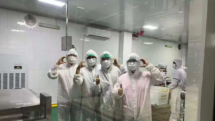 Ceo Morinaga dan tim saat mengunjungi lini produksi pabrik serta memberikan arahan kepada tim.