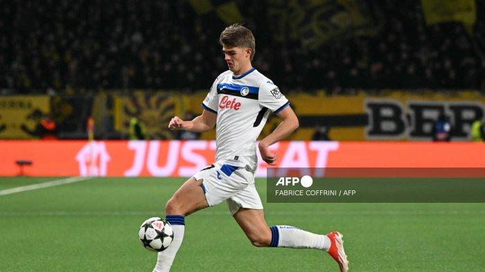 Gelandang Atalanta asal Belgia #17 Charles De Ketelaere berlari membawa bola selama pertandingan sepak bola Liga Champions UEFA antara BSC Young Boys dan Atalanta BC, di Stadion Wankdorf di Bern pada tanggal 26 November 2024. (Foto oleh Fabrice COFFRINI / AFP)