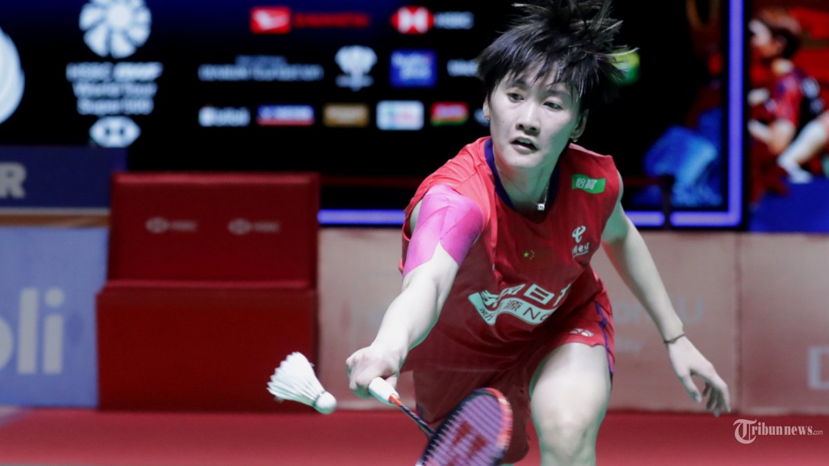 INDONESIA MASTERS 2026 - Pebulu tangkis tunggal putri China Chen Yu Fei mengembalikan kok ke arah pebulu tangkis tunggal putri Tailan Pitchamon Opatniputh pada babak final Daihatsu Indonesia Masters 2026 di Istora Senayan, Jakarta, Minggu (25/1/2026). Chen Yu Fei berhasil menjuarai Indonesia Masters 2026 setelah menang dengan skor 23-21 dan 21-13. TRIBUNNEWS/IRWAN RISMAWAN