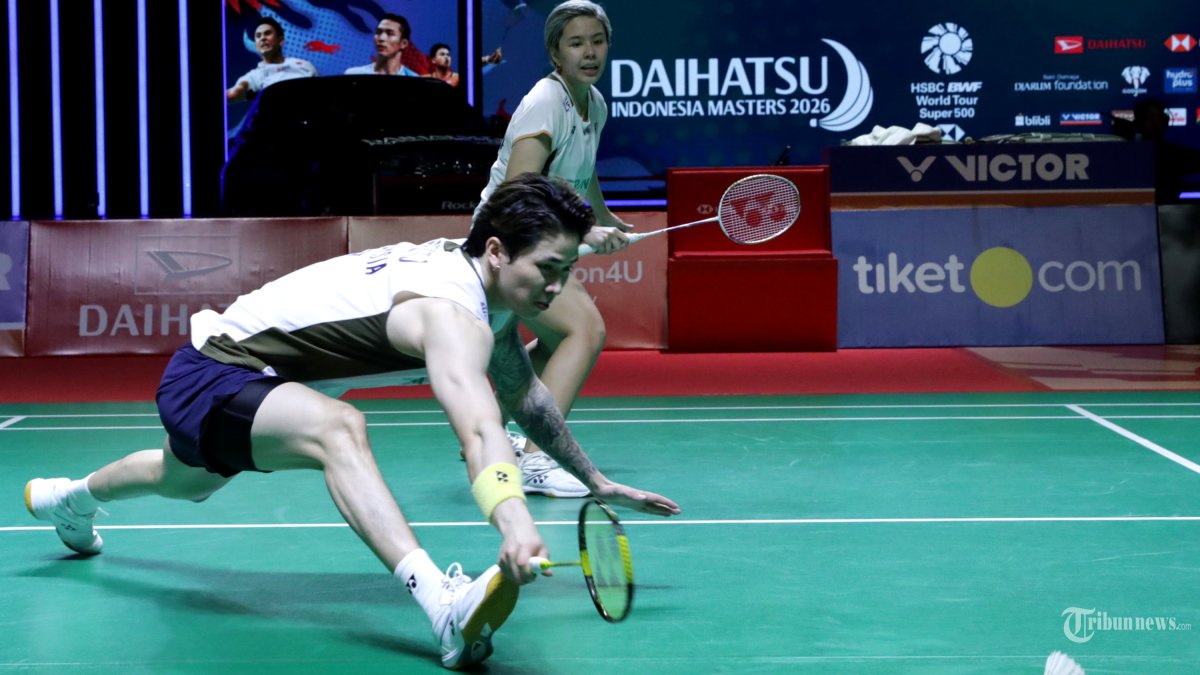 INDONESIA MASTERS 2026 - Pebulu tangkis ganda campuran Malaysia Chen Tang Jie dan Toh Ee Wei mengembalikan kok ke arah pebulu tangkis ganda campuran Denmark Mathias Christiansen dan Alexandra Boje pada babak final Daihatsu Indonesia Masters 2026 di Istora Senayan, Jakarta, Minggu (25/1/2026). Pasangan ganda campuran Chen Tang Jie dan Toh Ee Wei berhasil menjuarai Indonesia Masters 2026 setelah menang dengan skor 15-21, 21-17 dan 21-11. TRIBUNNEWS/IRWAN RISMAWAN
