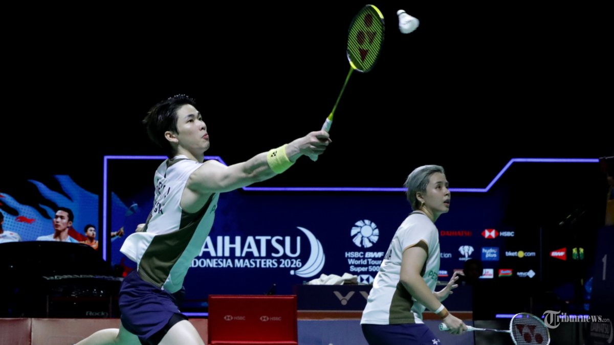 INDONESIA MASTERS 2026 - Pebulu tangkis ganda campuran Malaysia Chen Tang Jie dan Toh Ee Wei mengembalikan kok ke arah pebulu tangkis ganda campuran Denmark Mathias Christiansen dan Alexandra Boje pada babak final Daihatsu Indonesia Masters 2026 di Istora Senayan, Jakarta, Minggu (25/1/2026). Pasangan ganda campuran Chen Tang Jie dan Toh Ee Wei berhasil menjuarai Indonesia Masters 2026 setelah menang dengan skor 15-21, 21-17 dan 21-11. TRIBUNNEWS/IRWAN RISMAWAN