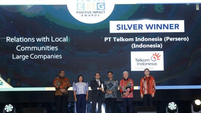 Chief Executive Officer (CEO) Telin Malaysia Taufiq Hussien saat menerima penghargaan Juara 1 pada Lestari Awards 2025 kategori Relations to Local Communities yang berlangsung di Malaysia, beberapa waktu yang lalu.