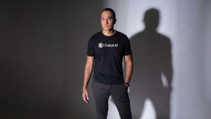 KOLABORASI TEKNOLOGI — Chief Growth Officer Cekat.AI Laode Hartanto, saat memberikan paparan mengenai strategi bisnis perusahaan di Jakarta. Ia menyatakan perusahaan tetap menyeimbangkan pemanfaatan kecerdasan buatan (AI) dengan sentuhan tenaga manusia untuk menjaga kualitas layanan.