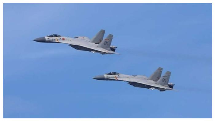 CHINA VS JEPANG - Foto yang dibagikan Kementerian Pertahanan Jepang, memperlihatkan pesawat tempur China J-15 lepas landas dari kapal induk Liaoning, dekat Okinawa, Desember 2022.