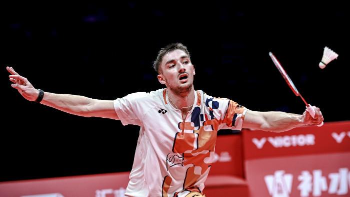 CHRISTO POPOV - Christo Popov dari Prancis melakukan pukulan balasan saat final tunggal putra melawan Shi Yuqi dari Tiongkok di BWF World Tour Finals 2025 di Hangzhou, Provinsi Zhejiang, Tiongkok timur, 21 Desember 2025. (Xinhua/Jiang Han)