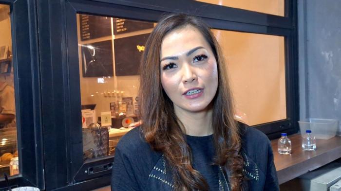HARUS MENIKAH - Christy Jusung ditemui di kawasan Kemang, Jakarta Selatan, Jumat (13/6/2026). Ia mengungkap keinginannya menikah lagi meski dua kali gagal berumah tangga.