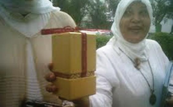 Tamu Aliya Rajasa Dapat Air Siraman agar Gampang Jodoh