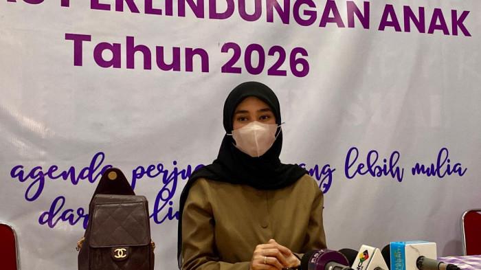 KLARIFIKASI - Clara Shinta datang ke Komnas PA, Pasar Rebo, Jakarta untuk menyampaikan klarifikasi atas aduan sang suami, Kamis (16/4/2026). Ia diadukan dengan tuduhan menutup akses komunikasi antara ayah dan anak.