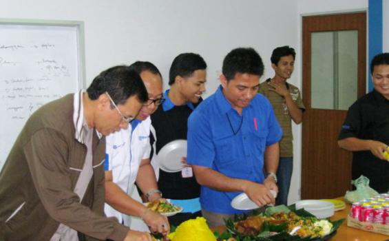 Crew Tribun Batam Tumpengan HUT Jakob Oetama
