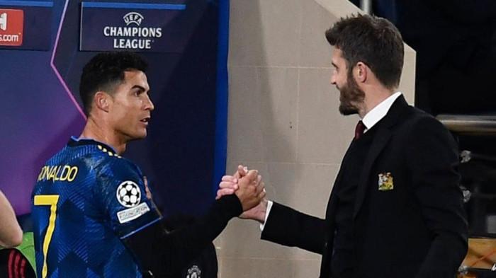 RONALDO & CARRICK - Bintang Portugal, Cristiano Ronaldo saat masih berseragam Manchester United, bersama manajer interim Setan Merah kala itu Michael Carrick.