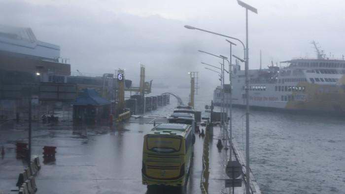CUACA BURUK - Pengguna jasa penyeberangan, khususnya di lintas utama Sumatera–Jawa–Bali, diimbau mewaspadai cuaca buruk karena karena penguatan Monsun Asia.