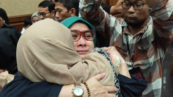 VONIS BEBAS - Cucu Asmawati, istri Junaedi Saibih menangis mendengar putusan majelis hakim terhadap suaminya, PN Tipikor Jakarta Pusat, Selasa (3/3/2026).