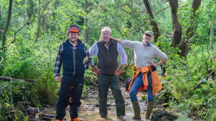 Cuplikan adegan Serial Clarkson’s Farm Season 5 yang dirilis Prime Video d