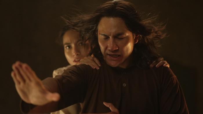 FILM INDONESIA NETFLIX - Cuplikan adegan dalam Film Qodrat 2 diunduh dari rilis Netflix Kamis (4/9/2025).
