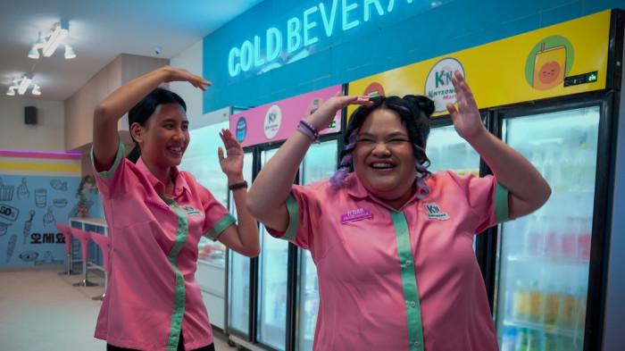Cuplikan adegan dalam Serial Night Shift for Cuties diunduh dari rilis Netflix