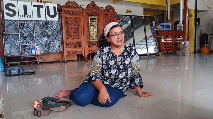 JOL IJOLAN - Cut Atika, salah satu relawan inti Joli Jolan saat melakukan wawancara dengan Tribunnews di Markas Besar Joli Jolan di Jl Siwalan, Kerten, Laweyan, Solo pada Jumat (22/08/2025). (Mg UNS/Nur)