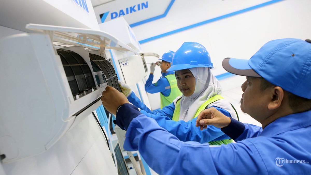LAYANAN PENGGUNA - Tingkatkan kepuasan pengguna, DAIKIN terus melakukan pelatihan untuk teknisinya untuk layanan purna jual. Keseriusan pengembangan kompetensi ini dilakukan melalui berbagai pelatihan dengan materi dan sertifikasi sesuai standar DAIKIN bagi teknisinya di seluruh dunia. Hal ini dilakukan untuk memastikan setiap pusat service DAIKIN yang tersebar di berbagai daerah di Indonesia dapat memberikan standar kualitas layanan yang sama. TRIBUNNEWS/HO