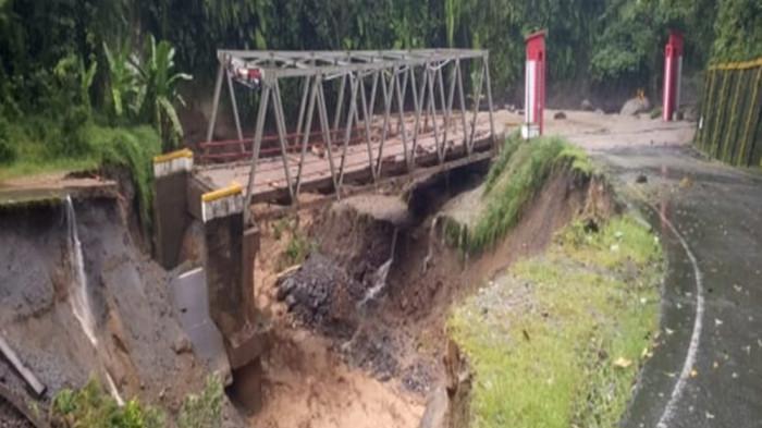 DAMPAK BANJIR ACEH - Kementerian Pekerjaan Umum (PU) mencatat penanganan dampak bencana banjir di Aceh baru 48 persen.  Di Aceh ada 477 titik terdampak bencana, didominasi banjir tanggul kritis sebanyak 143 titik, longsor 46 titik, banjir tanggul jebol 36 titik, 30 ruas jalan nasional, dan 15 jembatan nasional.